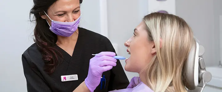 Kvinnlig patient på tandläkarbesök